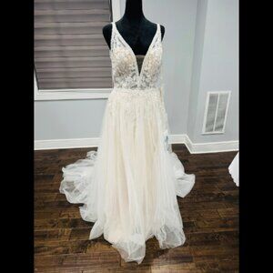 Pronovias Brie Wedding Dress - Size 10 - New with Tags